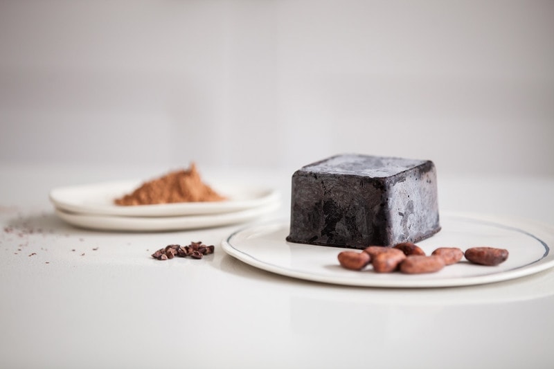 Benefits of Cacao: block of raw cacao paste and raw cacao beans, nibs and powder